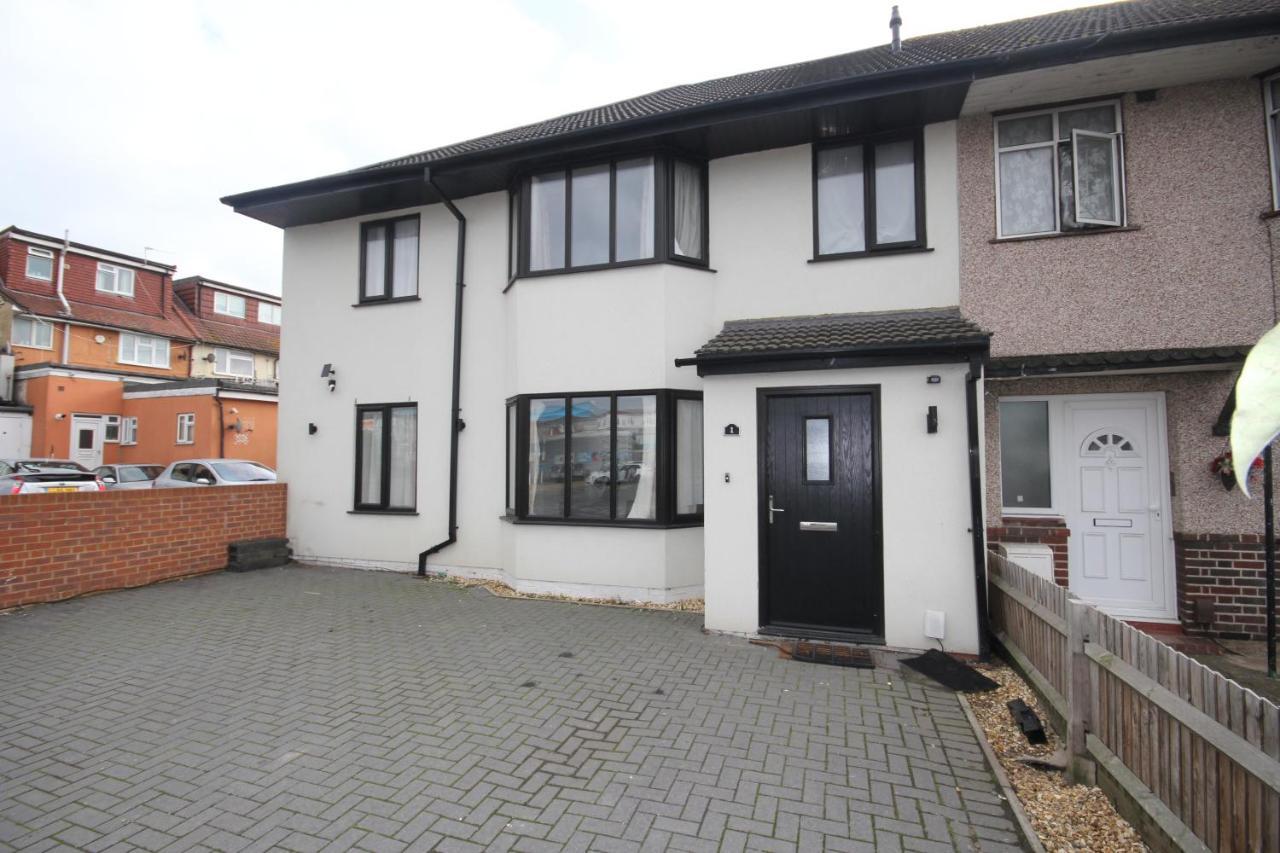 Lee's House * Uxbridge